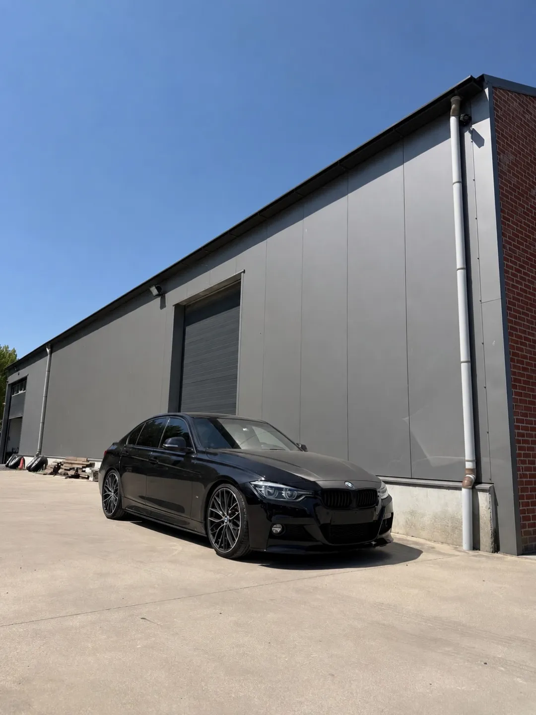 Bij deze BMW 330e was al eens een M performance demper gemonteerd van een 340i.