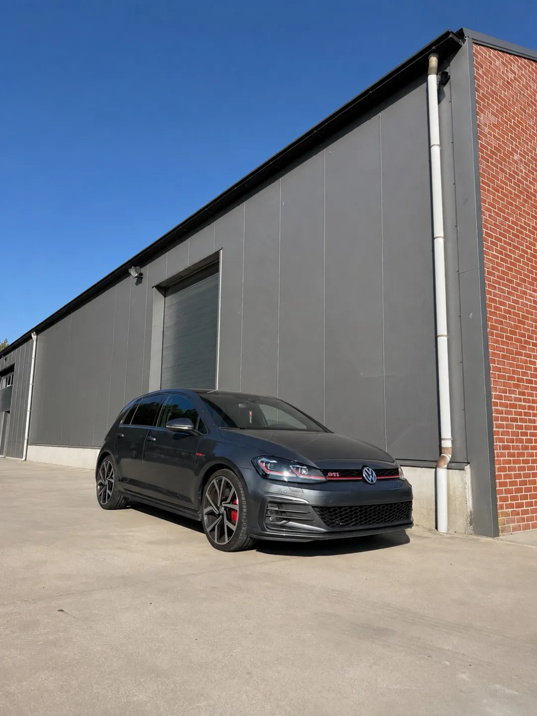 Deze Golf 7.5 GTI was al voorzien van een originele Akrapovic uitlaat maar dit gecombineerd met een Scorpion decat downp...